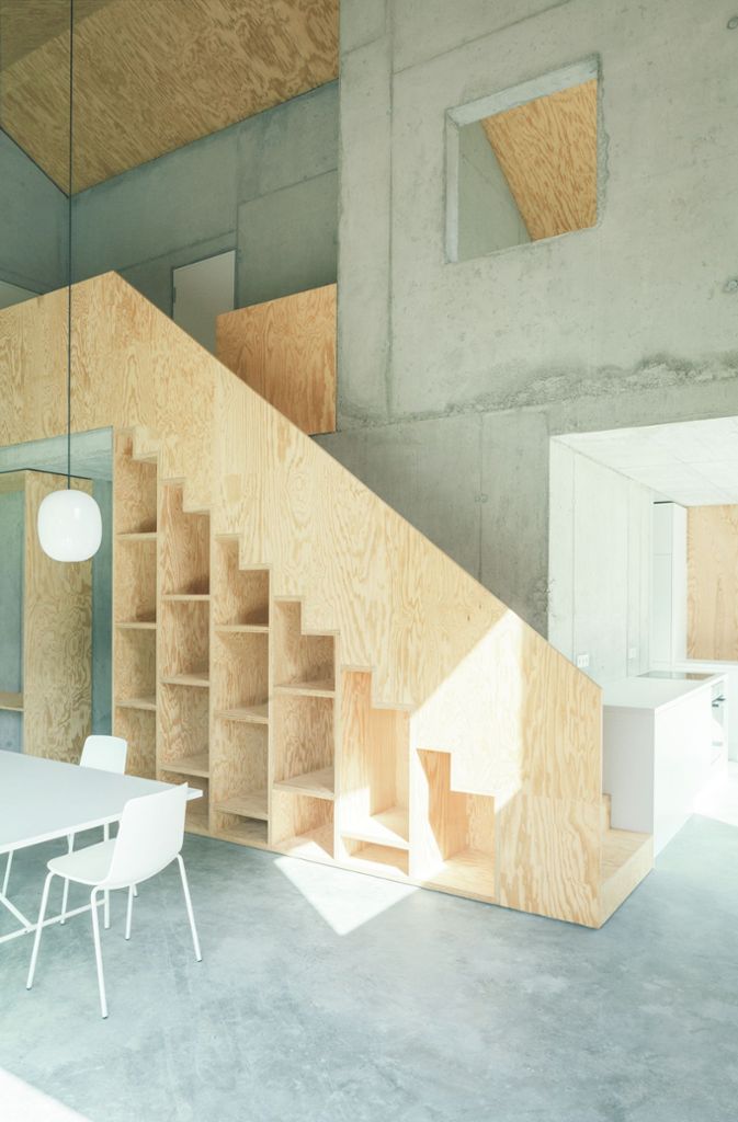 Die an den Wohnraum angrenzende Küche ist vom Schreiner passgenau entworfen worden. Die Treppe birgt jede Menge Stauraum.