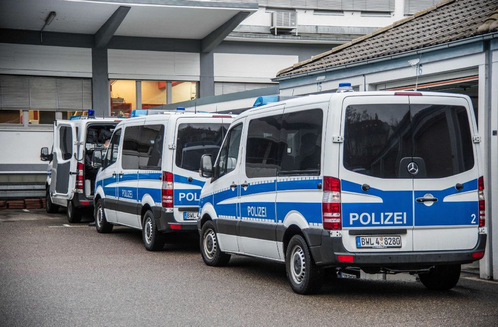 Wagen der Polizei reien sich am „Linken Zentrum Lilo Hermann“ in Stuttgart aneinander.
