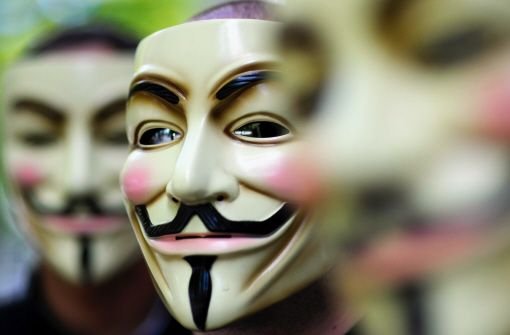 Aktivisten des internationalen Netzwerks Anonymous posieren in Berlin hinter ihren Guy-Fawkes-Masken. Foto: dapd