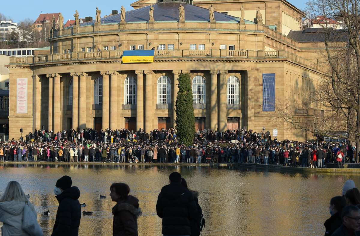 Mehrere Tausend Menschen versammelten sich vor der Oper und rund um den Eckensee. Foto: LICHTGUT/Lichtgut/Leif Piechowski