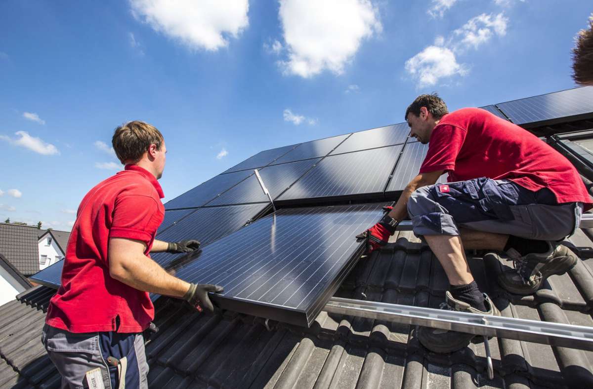 Die Solardachpflicht auf Hausdächern reicht aus Sicht der CDU-Fraktion nicht aus, um genügend CO2 anzusparen. Foto: imago