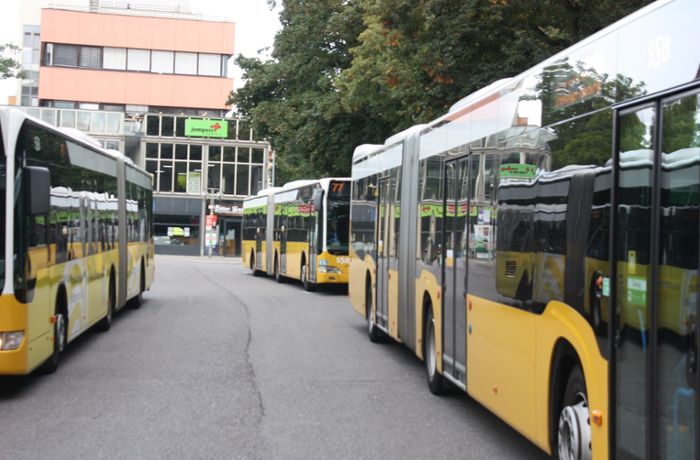 Rentner plant vierstöckigen Busbahnhof