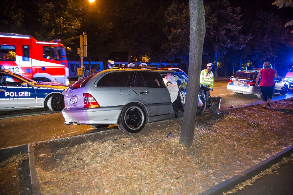 In Stuttgart-Bad Cannstatt ist es zu einem schweren Autounfall gekommen.