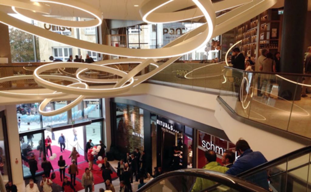 So sieht das neueste Stuttgarter Shopping-Center von innen und mit Besuchern aus.