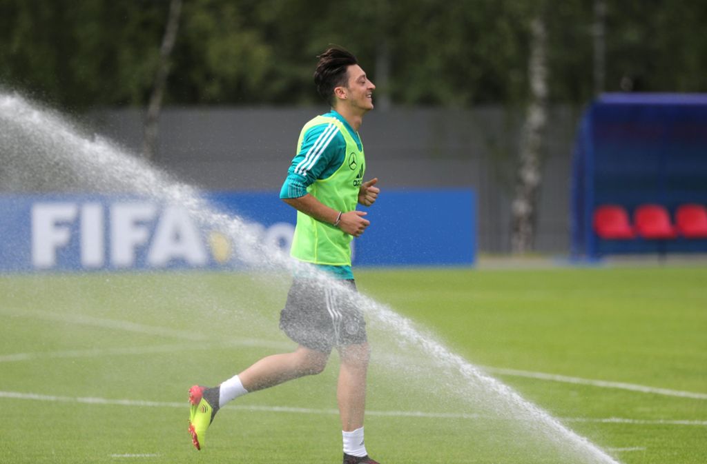 Mesut Özil, der wieder im Mannschaftstraining dabei ist, geht dem Wasser aus dem Weg.