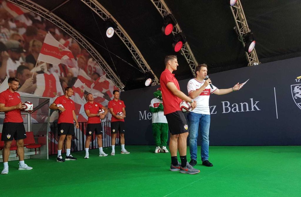 Während die Fans vor de Bühne stehen, richten die VfB-Profis auf der Bühne einige Worte an die Fans.
