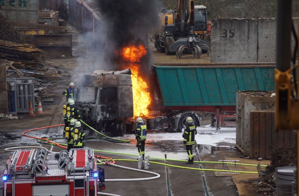Der Laster einer Fremdfirma hat auf dem Gelände der Firma Kaatsch in Plochingen Feuer gefangen.