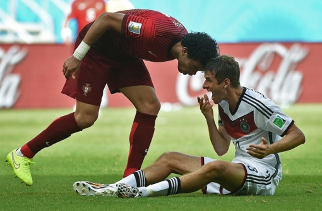 Ebenfalls mit vier Toren Unterschied gewann das deutsche Team sein Auftaktspiel gegen Portugal. Beim 4:0-Sieg erzielte Thomas Müller drei Treffer und bekam eine leichte Kopfnuss von Portugals Pepe.