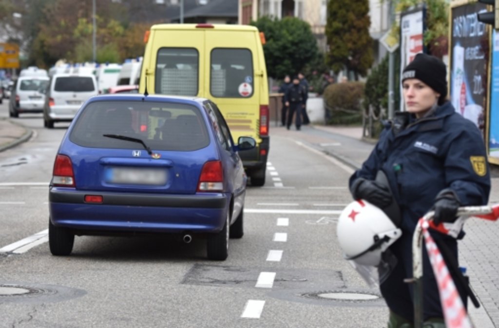 Autos mit mußtmaßlichen Teilnehmern des NPD-Parteitages fahren während des NPD-Bundesparteitags in Weinheim durch eine Polizeiabsperrung.