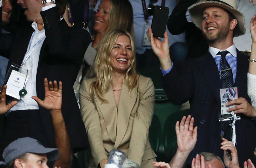 Schauspielerin Sienna Miller bejubelt Roger Federers Sieg.