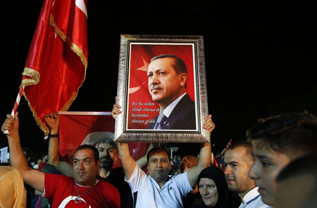 Anhänger des türkischen Präsidenten Erdogan jubeln während einer Ansprache von Erdogan vor der offiziellen Residenz des Präsidenten in Istanbul.