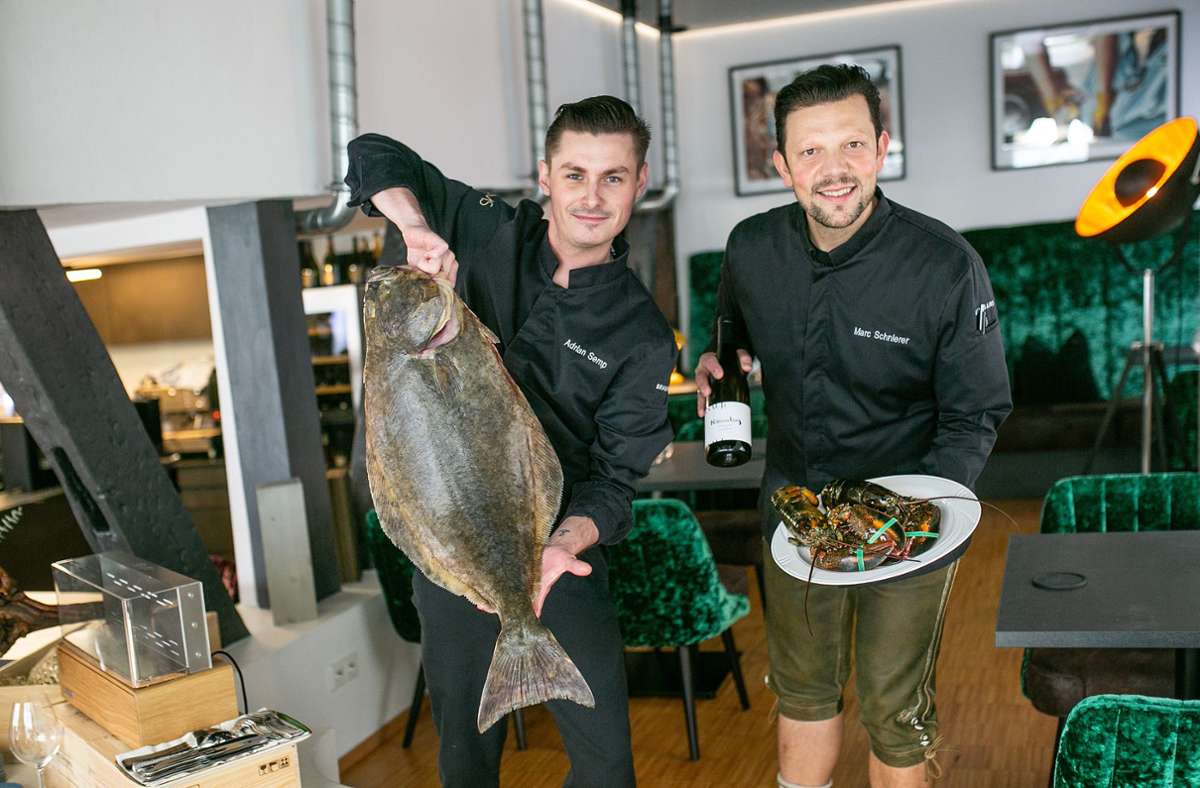 Im Sams in Kirchheim/Teck dreht sich vieles um Meerestiere. Hier präsentieren Adrian Semp und Restaurantleiter Marc Schnierer einem norwegischen Heilbutt-Fisch und Hummer aus Kanada.