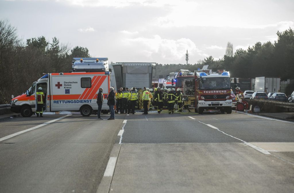 Zahlreiche Rettungskräfte beim Einsatz auf der A5 nach dem tödlichen Unfall.