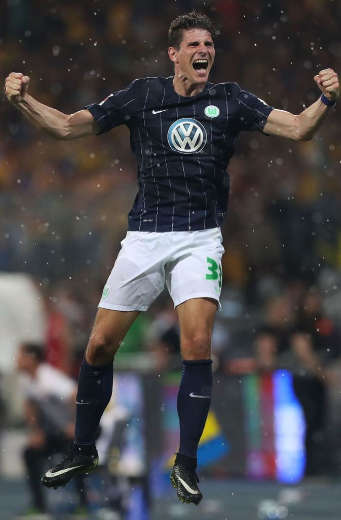 Auch 2017 rettete sich der VfL Wolfsburg via Relegation vor dem Absturz ins Unterhaus. Im Hinspiel zu Hause hatte Mario Gomez (Foto) per Handelfmeter den 1:0-Sieg gegen Eintracht Braunschweig gesichert. Das Rückspiel gewannen die Wölfe mit dem gleichen Resultat. Braunschweig war in den ersten 45 Minuten das bessere Team, Wolfsburg konnte sich glücklich schätzen, nicht in Rückstand geraten zu sein, zog der Eintracht kurz nach Wiederbeginn jedoch den Stecker - mit einem Traumtor durch den Portugiesen Vieirinha. Sichtlich befreit zeigte sich danach der heutige VfB-Stürmer Mario Gomez nach dem erreichten Ziel: „Ich bin wahnsinnig stolz auf die Mannschaft, denn heute war der Tag der Wahrheit. Es gab keine zweite Chance mehr.“ Gomez weiter: „Man hat gesehen, dass den Spielern doch etwas am Verein und der Mannschaft liegt. Die Leute da draußen werden es nicht verstehen können, wenn ich das jetzt sage, aber es war heute brutal – und da ist es egal, welcher Spieler wie viel verdient oder welche Mannschaft wie viel gekostet hat. Heute ging es nur um die ‚Birne’. Und wenn du als großer Favorit dastehst und quasi nur verlieren kannst, dann ist es wahnsinnig schwer.“