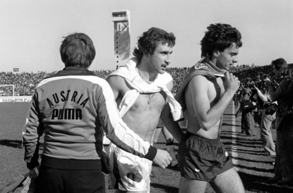 nach der 2:3-Niederlage gegen Österreich 1978. Links neben Müller: der zweifache Torschütze Hans Krankl.
