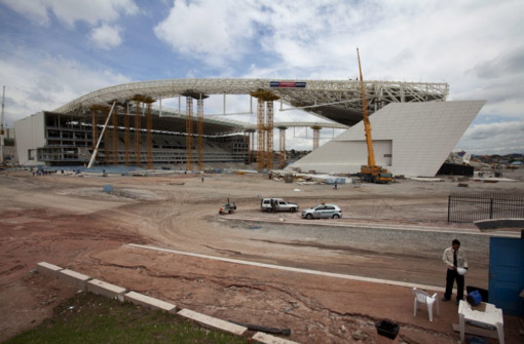 Noch im Bau: In der Arena Corinthians in Sao Paulo soll die WM am 12. Juni 2014 eröffnet werden. Allerdings könnte ein schweres Unglück dierechtzeitige Fertigstellung des Stadions gefährden. Am 27. November 2013 stürzte das Dach des Stadions teilweise ein, zwei Arbeiter starben. In dem auch als „Itaquerão“ bekannten Stadion sollen nebender WM-Eröffnungspartie auch drei WM-Gruppenspiele, ein Achtel- sowieein Halbfinale ausgetragen - vor maximal 65.807 Zuschauern.