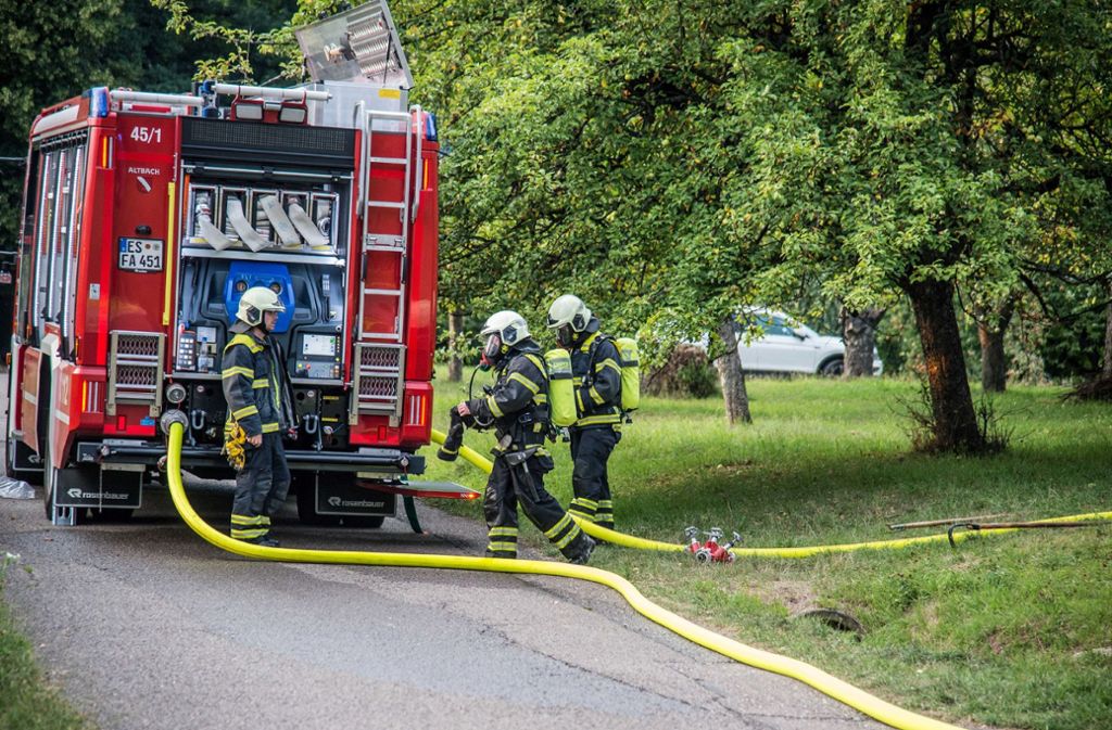 Zu einem Brand in Altbach ist die Feuerwehr am Dienstag mit fünf Fahrzeugen und 27 Einsatzkräften ausgerückt.
