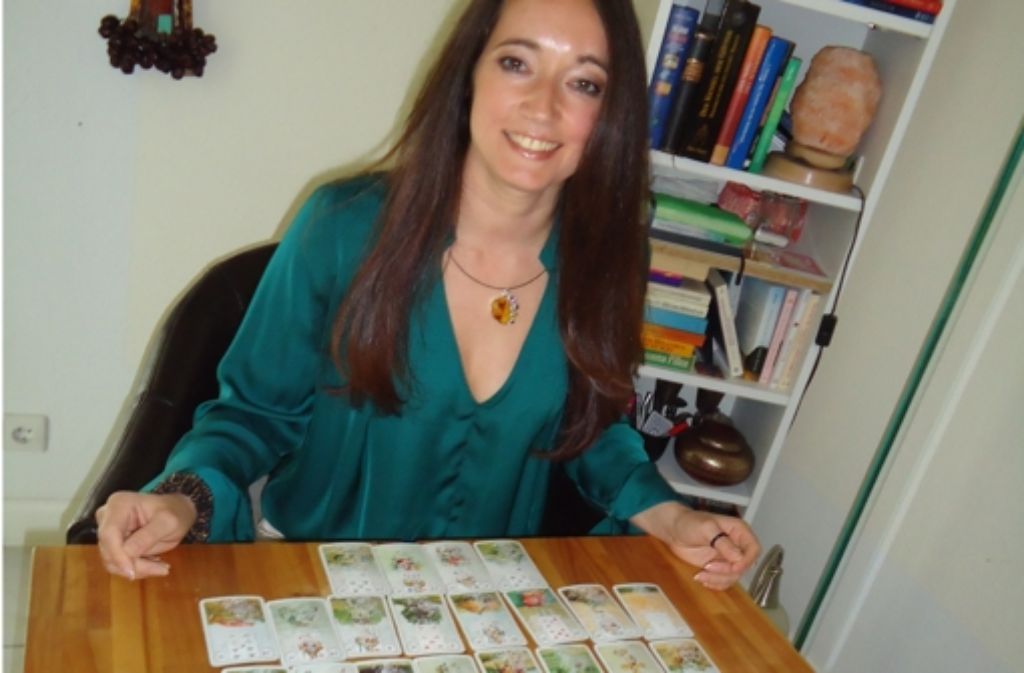 Karin Kristan mit ihren Tarotkarten. Sie glaubt, damit in die Zukunft blicken zu können. Foto: rem