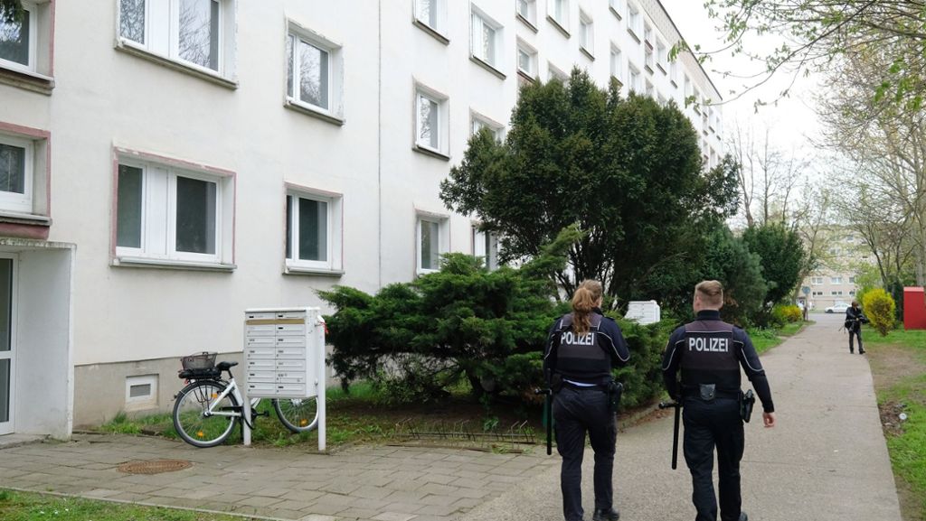 Familiendrama in Sachsen-Anhalt: Frau erstochen, Sohn lebensgefährlich verletzt, Mann flüchtig