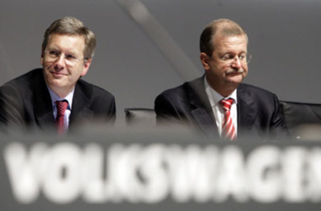 Das Nachrichtenmagazin „Der Spiegel“ vermutet Ende 2011 einen Zusammenhang zwischen dem Darlehen „zu ungewöhnlichen Sonderkonditionen“ und dem Einsatz Wulffs als niedersächsischer Ministerpräsident und damit Mitglied des VW-Aufsichtsrates für den Einstieg des VW-Konzerns bei Porsche.