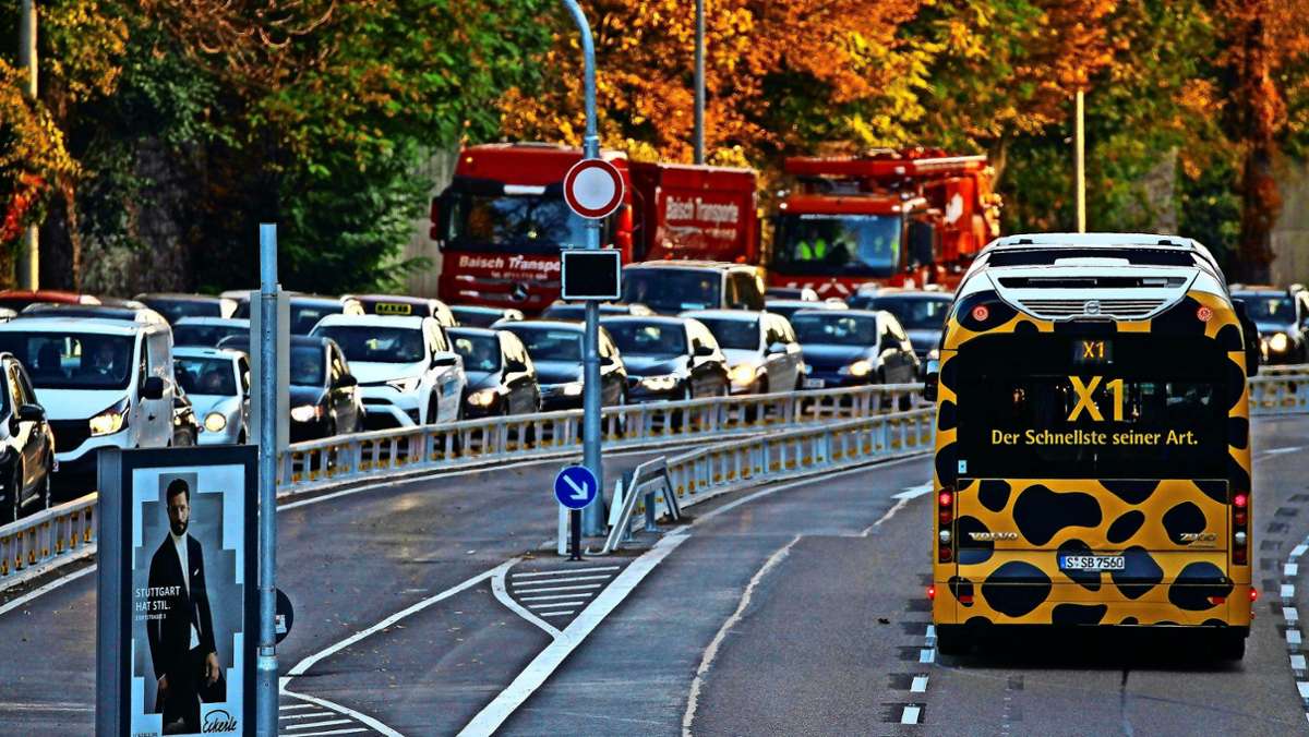 Luftreinhaltung in Stuttgart: X-1-Bus bleibt politisch  ein heißes Eisen