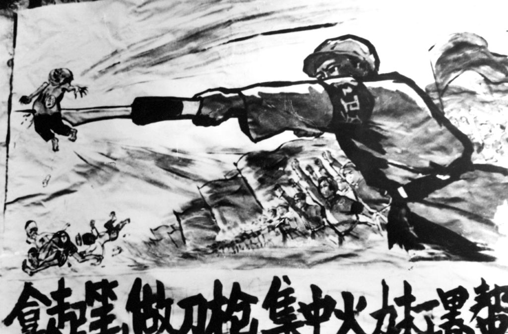 Geschichte auf einem Poster: Mao gerät in die Kritik, seine Gegner schaltet er mit der Kulturrevolution (1966-1976) aus. Studenten organisieren sich in den „Roten Garden“ und terrorisieren Maos Gegner.
