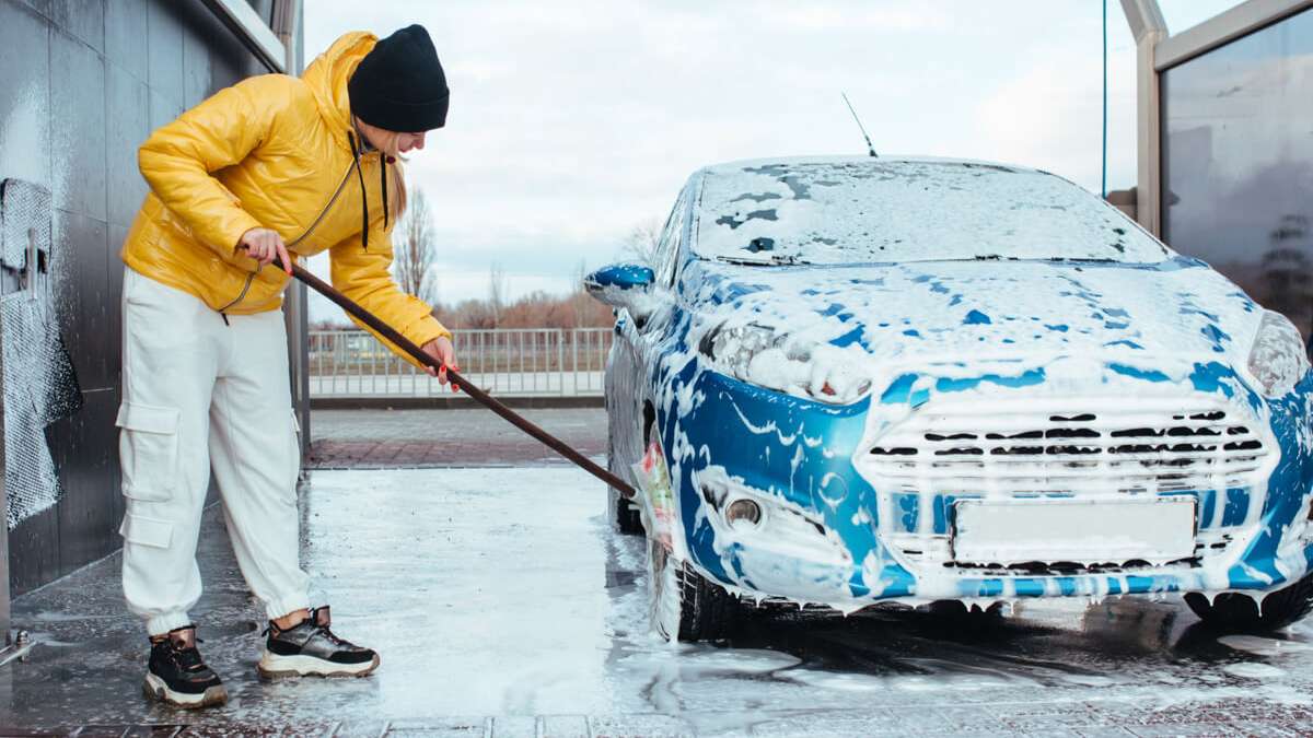 Auto selbst putzen: Mit diesen Tricks wird Ihr Wagen wieder blitzschnell  sauber