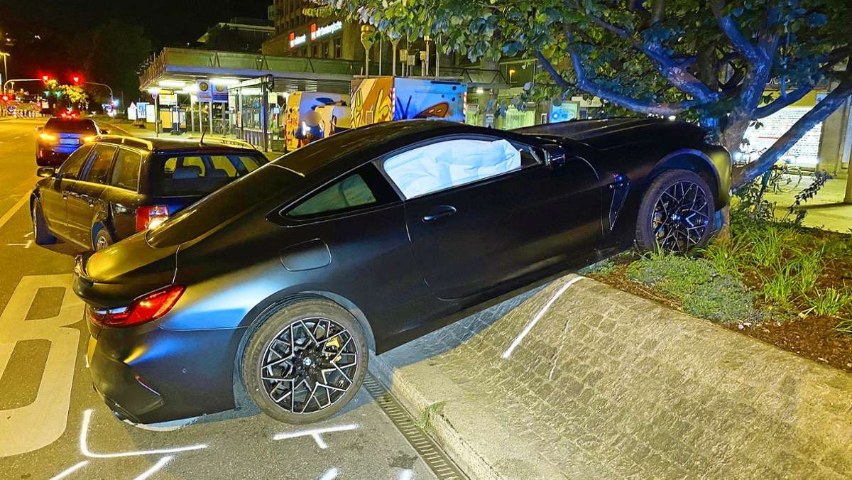 Crash vor Stuttgarter Hauptbahnhof: Wieder heftiger Unfall mit Luxus-Sportwagen