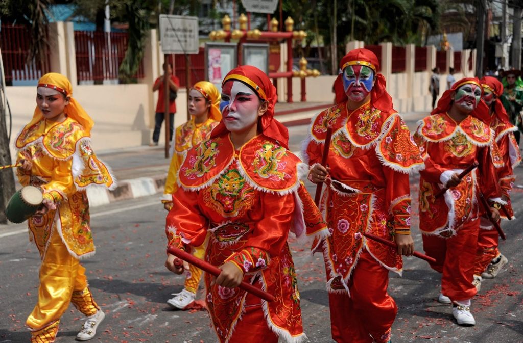 Die Paraden finden zu Ehren der Göttin Chao Mae To Mo statt. Sie soll magische Kräfte besitzen.