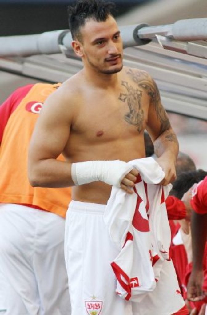 Eine Hand, die ein Kreuz hält, hat sich der Memminger Timo Gebhart auf die Brust stechen lassen. Gebhardt wechselte 2012 zum 1. FC Nürnberg.