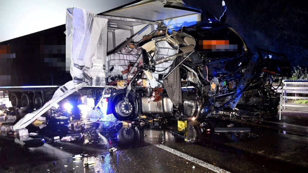 A6 bei St. Leon-Rot: Zwei Verletzte bei Lkw-Unfall – Kunstharz fließt aus