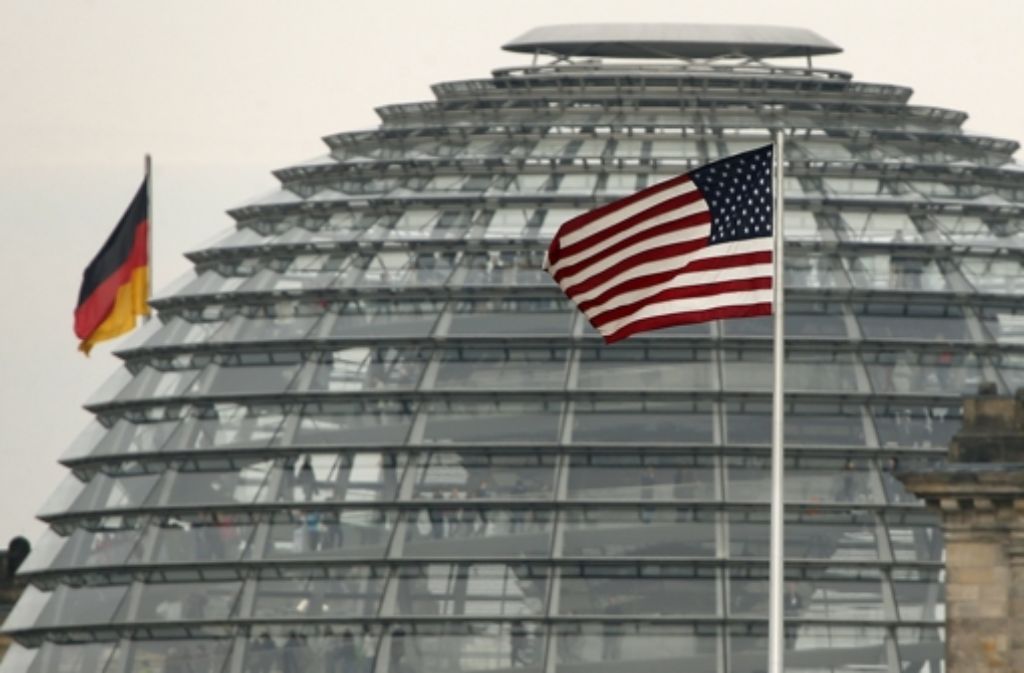 Nicht weit entfernt vom Bundestag weht in Berlin die US-Flagge über der amerikanischen Botschaft Foto: AP