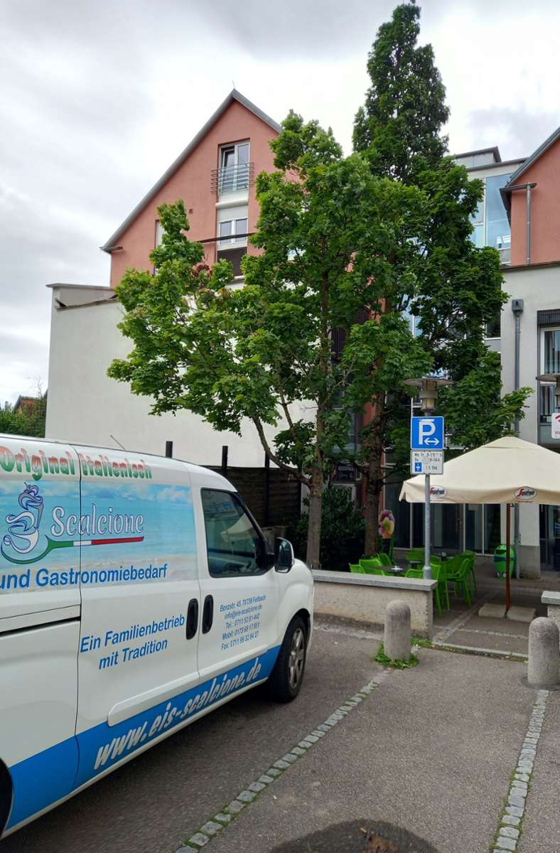 Das Café wird von dem Oeffinger Familienbetrieb, der in der Benzstraße ansässig ist, mit Eis beliefert. Pro Tag werden dort nach Angaben von Patrik Scalcione durchschnittlich zwischen 600 bis 800 Liter Eis hergestellt.