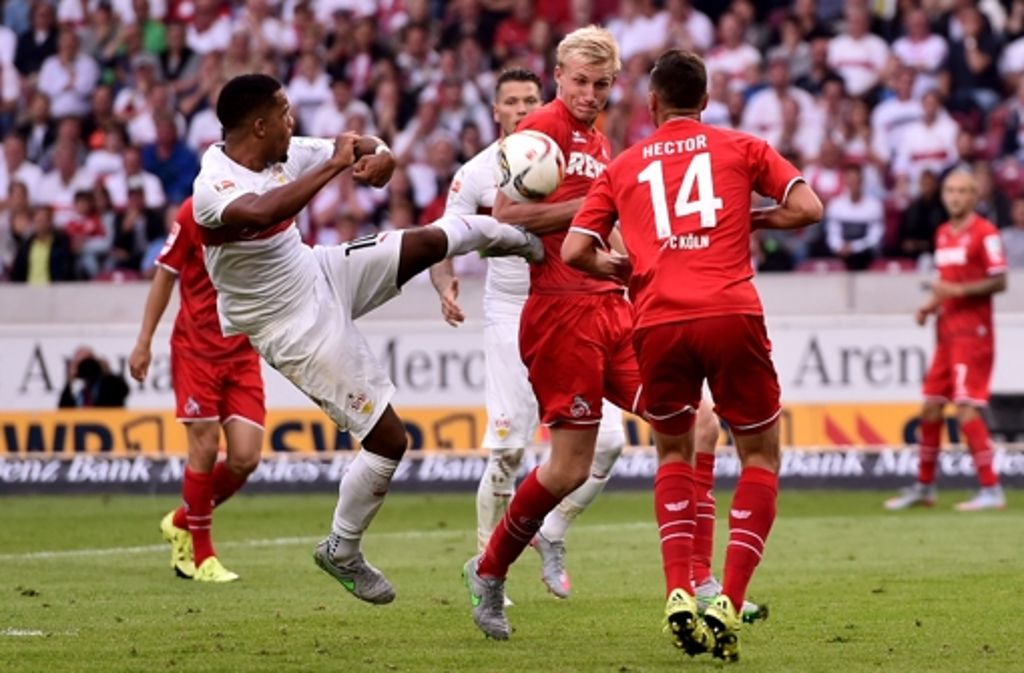 Daniel Didavi muss sich gegen zwei Kölner behaupten.