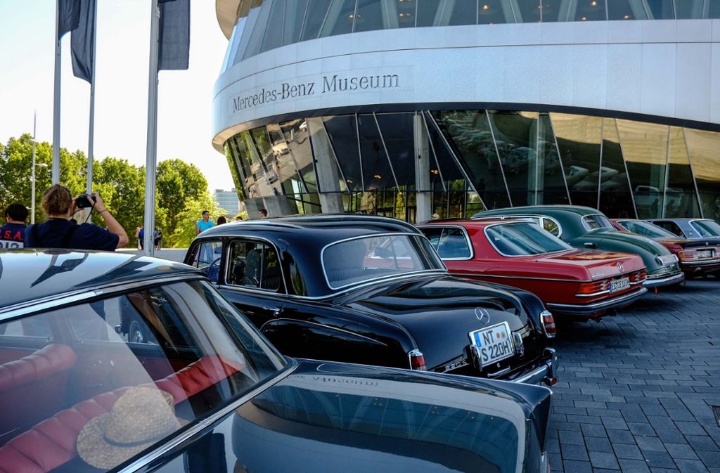Vor dem Mercedes-Benz-Museum sind bis zum Ende der Sommerferien...