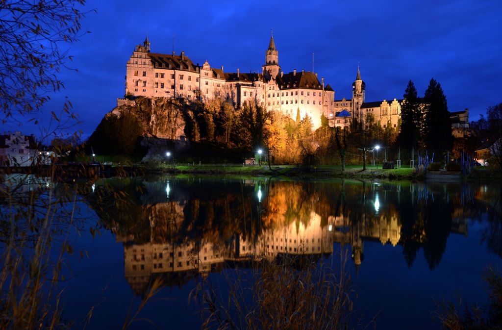 Friedrich begründete die schwäbische Linie, die seit Jahrhunderten im Schloss Sigmaringen an der Donau (Foto) ansässig ist.