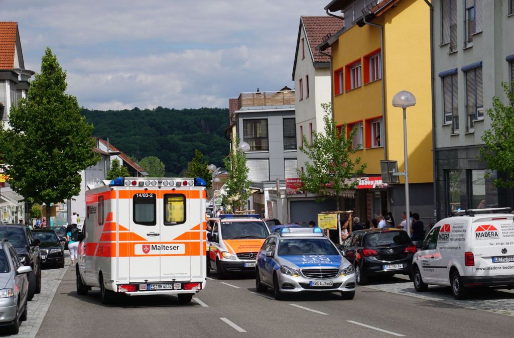 Ein Notarztfahrzeug und sieben Rettungswagen waren erforderlich, um die Verletzten in Krankenhäuser zu bringen.