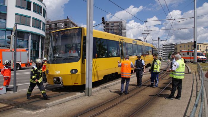 Unfall in Stuttgart: E-Scooter gerät unter Stadtbahn  – Frau verletzt