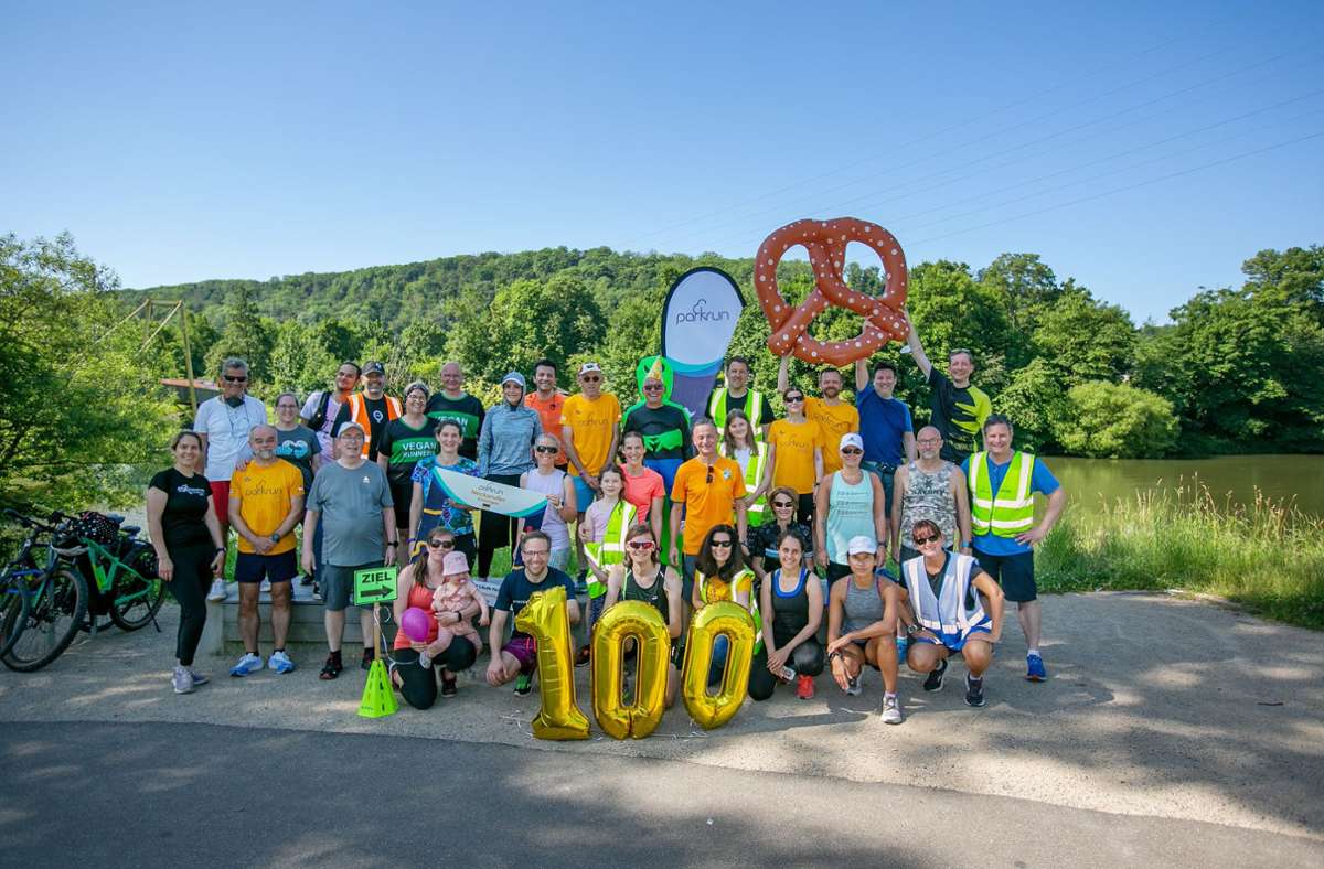 33 Teilnehmende und elf Freiwillige feierten den 100. Parkrun am Esslinger Neckarufer am 11. Juni 2022.