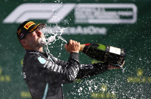 Prost! Valtteri Bottas gewinnt sein achtes Rennen und feiert das auch entsprechend. Foto: AP/Mark Thompson