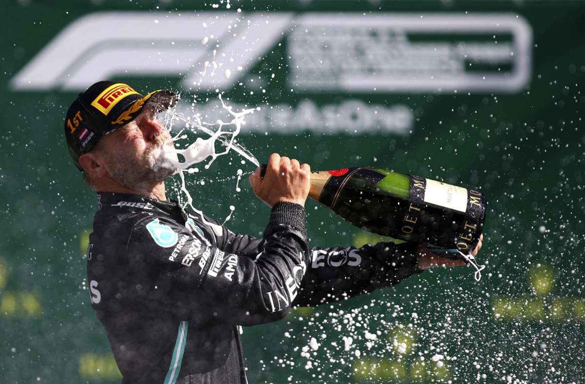 Prost! Valtteri Bottas gewinnt sein achtes Rennen und feiert das auch entsprechend. Foto: AP/Mark Thompson