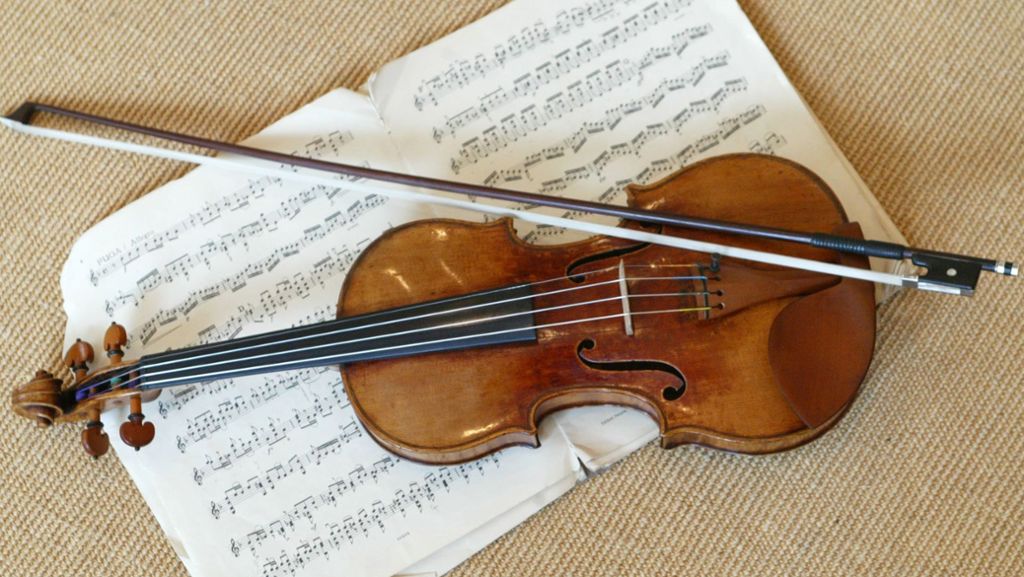  Ein Musiker aus Rheinland-Pfalz hat sein Instrument inklusive Zubehör im Wert von 58.000 Euro in einem Zug vergessen. Die Bundespolizei gab dem Mann den in der Bahn gefundenen Violinenkoffer zurück. 