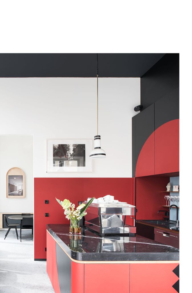 Das mit dem German Design Award 2019 ausgezeichnete, helle und offen gestaltete Büro von Arnold / Werner Architekten in einem denkmalgeschützten Altbau in der Isabellastraße in München etwa beherbergt, angrenzend an den Besprechungsraum, ein kleines Café für die Mitarbeiter. Das hat morgens auch von 8 bis 10 Uhr für Passanten geöffnet.