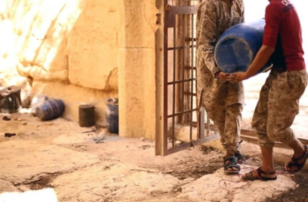 IS-Kämpfer bereiten die Sprengung in Palmyra vor.