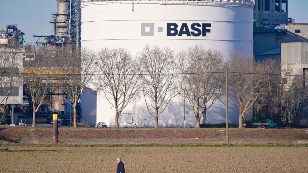  Die BASF in Ludwigshafen hat eine Sondergenehmigung zur Herstellung von Desinfektionsmittel erhalten. Der Chemie-Konzern hat nun mit der Lieferung an Krankenhäuser in Rheinland-Pfalz und Baden-Württemberg begonnen. 