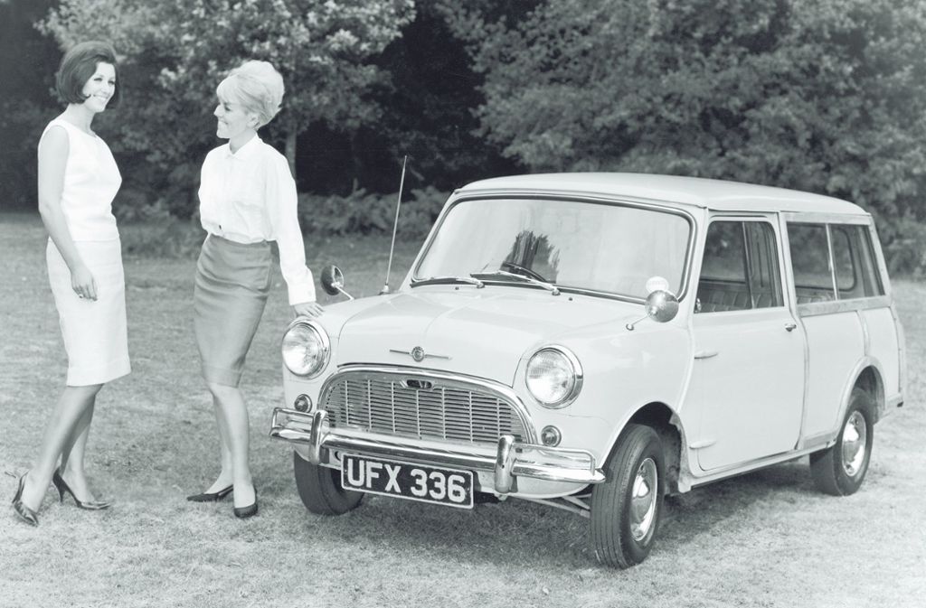 Gruppenbild mit Damen: Morris Mini-Traveller Super-de-Luxe Version, ab 1962 im Programm. Bei diesem Werbefoto erkennt man schon, welcher Zielgruppe man den praktischen Mini-Kombi anpries.