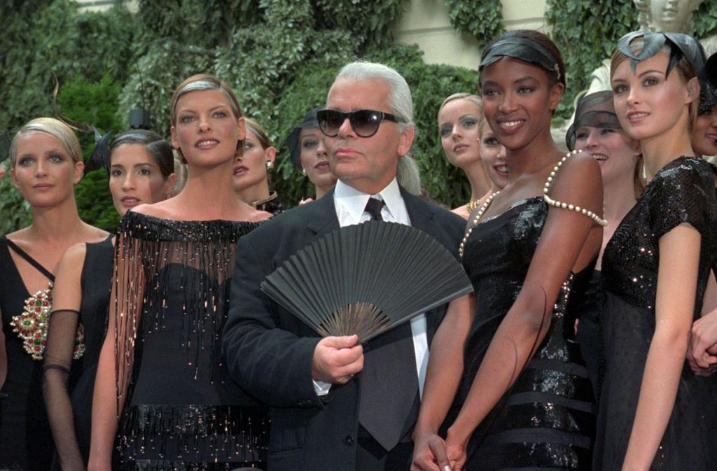 Lagerfeld und die Supermodels der 90er-Jahre: Links von ihm Linda Evangelista, zu seiner rechten Seite Naomi Campbell.