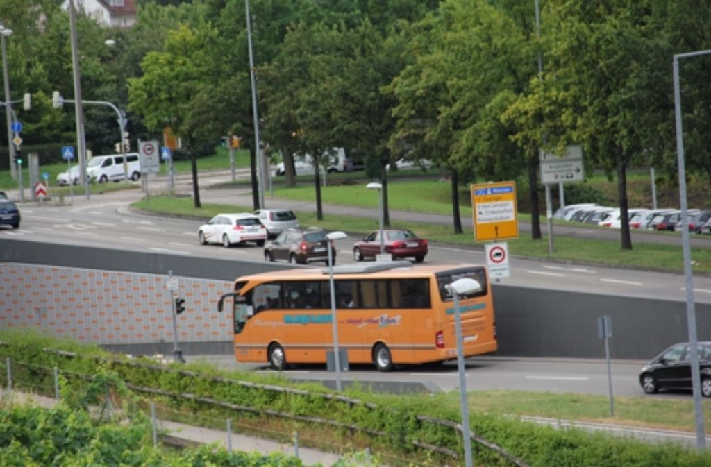 Der B-10-Verkehr fließt am Pragsattel durch den Tunnel, die Fahrzeuge, die auf der B 27 unterwegs sind, werden über den Sattel geführt.