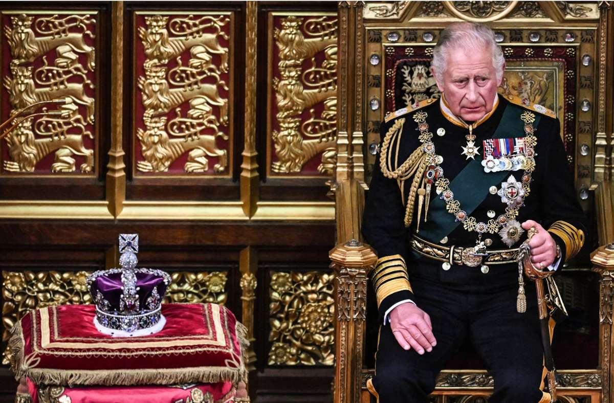 Der damalige Prinz Charles sitzt zur Eröffnung des Parlaments neben der Imperial State Crown auf seinem Platz. Bald wird er sie tragen.