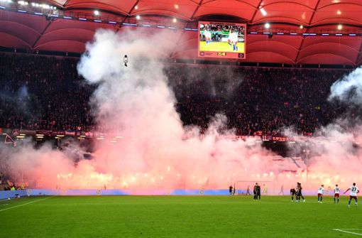 Im DFB-Pokal-Halbfinale zündeten die Fans des Hamburger SV Pyrotechnik. Foto: IMAGO/Matthias Koch/IMAGO/Sebastian Räppold